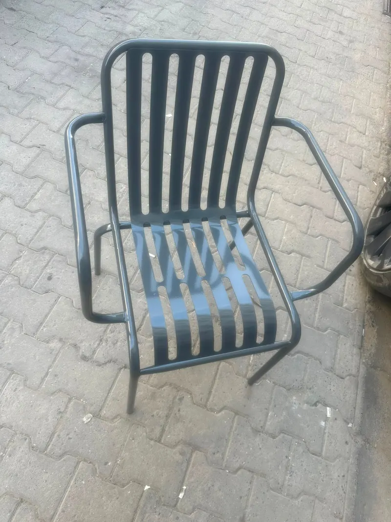 Çubuklu Kollu Metal Sandalye – farklı açıdan görünüm 2