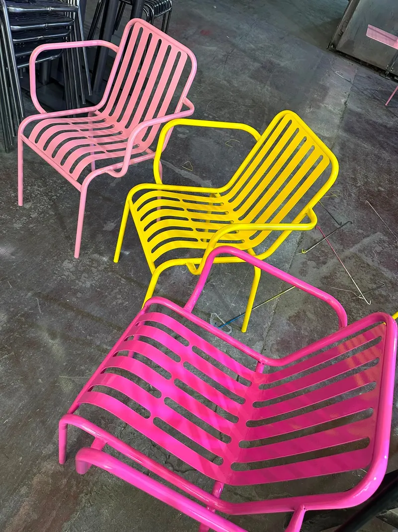 Çubuklu Metal Lounge Sandalye – önden görünüm