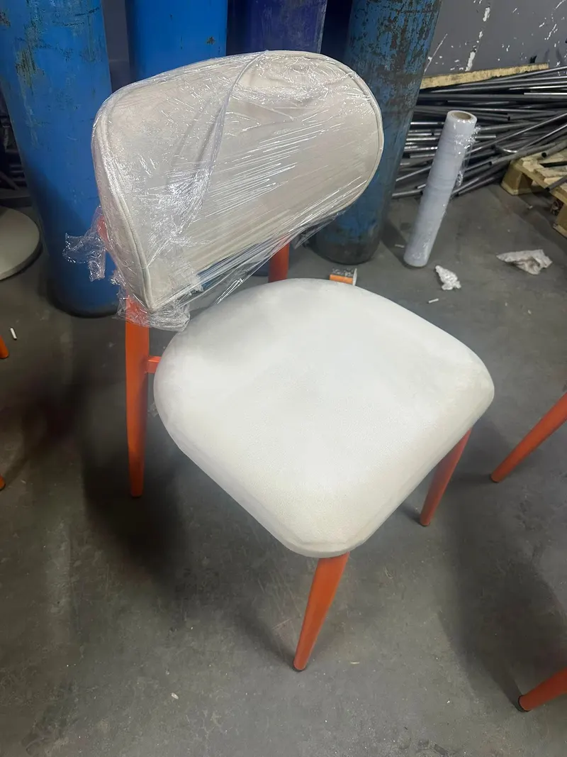 Döşemeli Oval Sırtlı Metal Ayaklı Sandalye – farklı açıdan görünüm 2