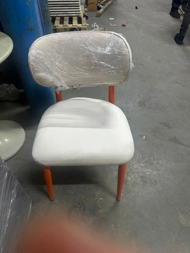 Döşemeli Oval Sırtlı Metal Ayaklı Sandalye – farklı açıdan görünüm 3