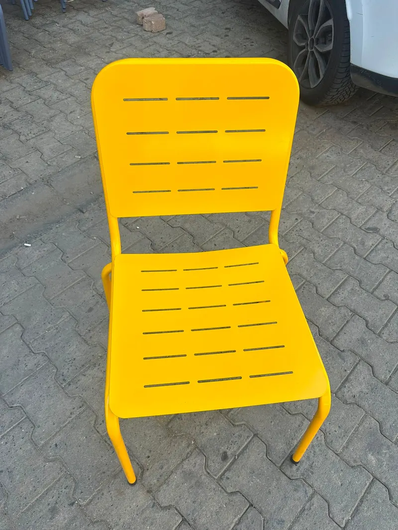 Kesik Çizgi Desenli Kolsuz Metal Sandalye – sarı – önden görünüm