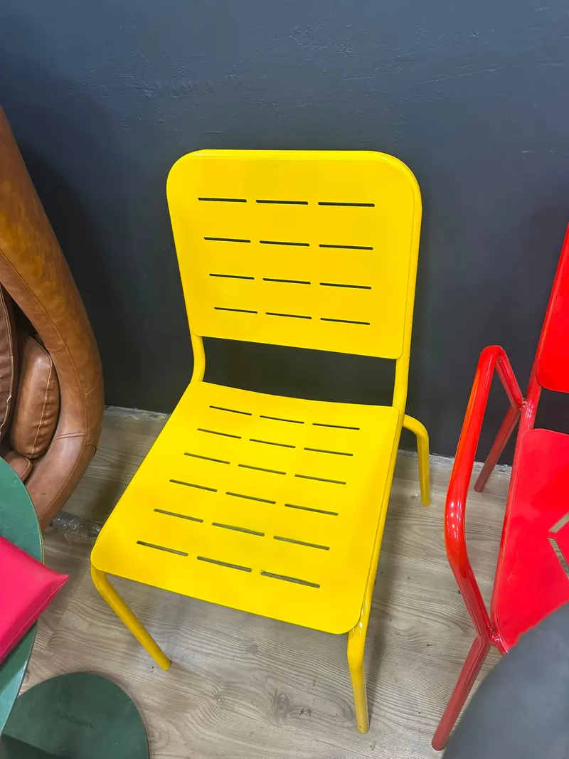 Kesik Çizgi Desenli Kolsuz Metal Sandalye – sarı – farklı açıdan görünüm 2