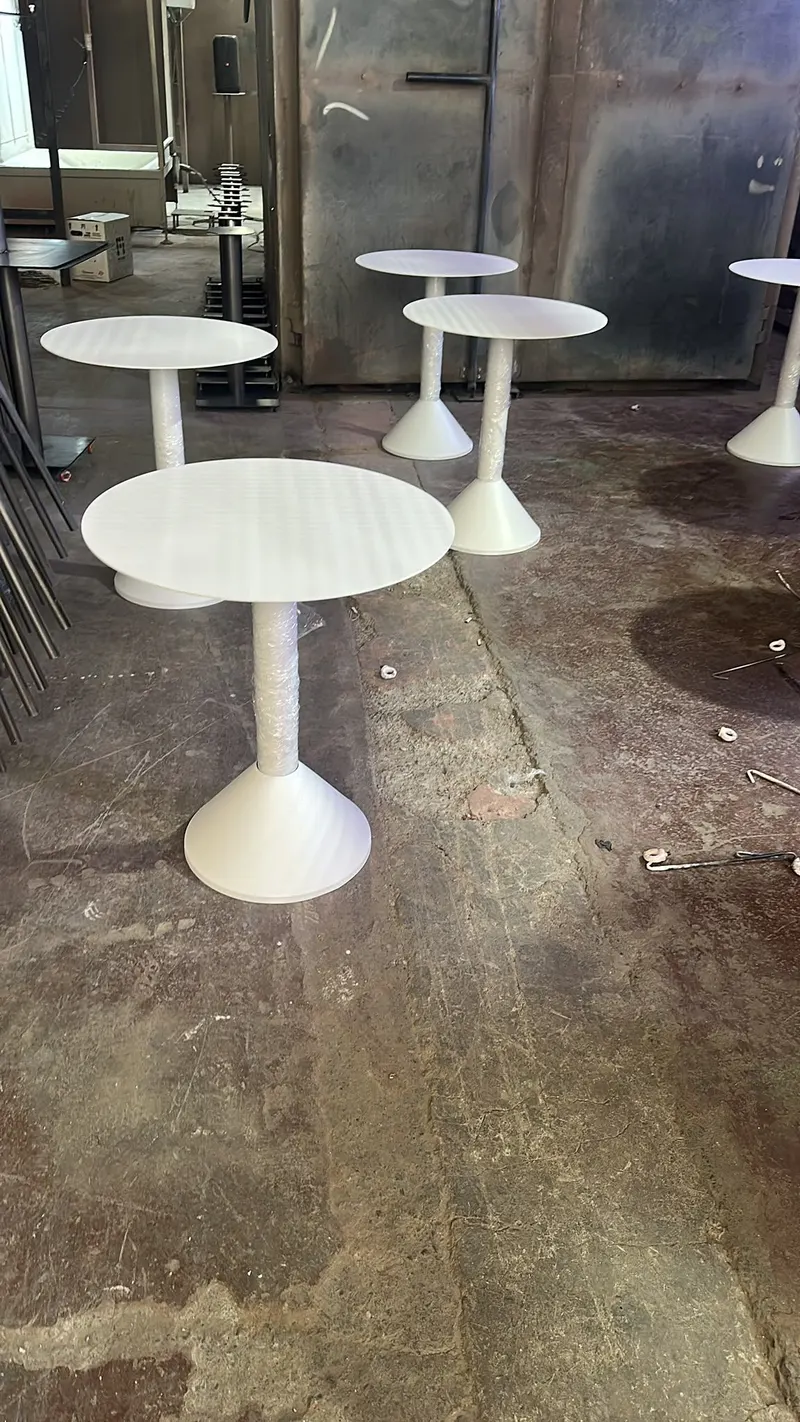 Konik Ayaklı Yuvarlak Kafe Masası – beyaz – önden görünüm
