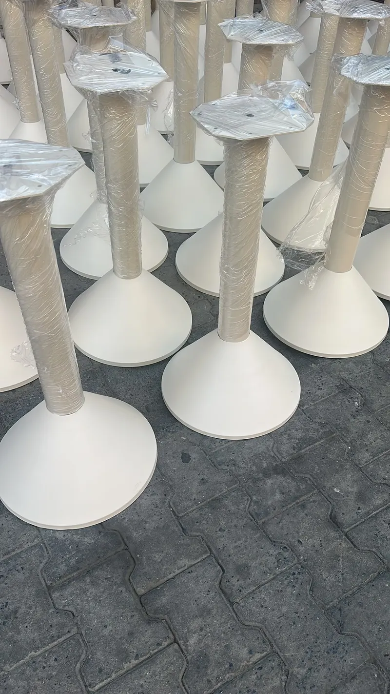 Konik Ayaklı Yuvarlak Kafe Masası – beyaz – farklı açıdan görünüm 2