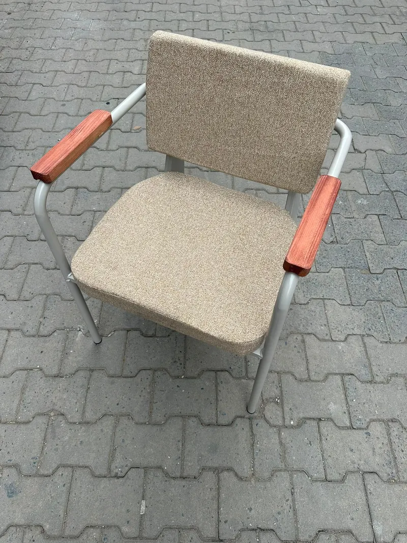 Kumaş Minderli Kollu Metal Sandalye – önden görünüm