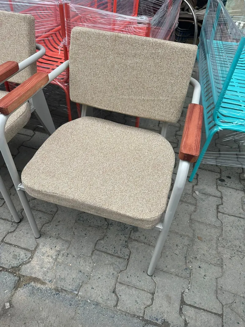 Kumaş Minderli Kollu Metal Sandalye – farklı açıdan görünüm 2