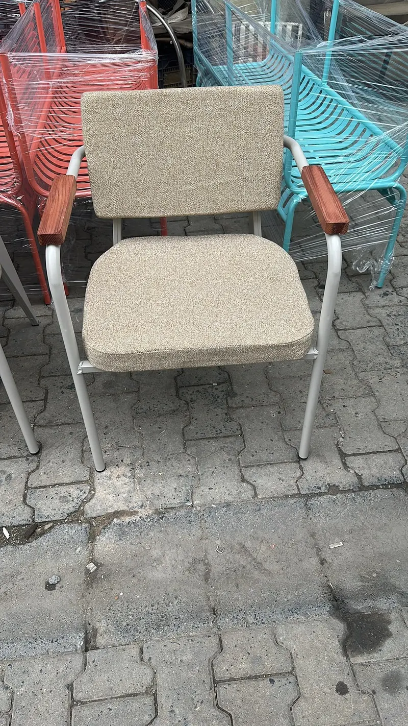 Kumaş Minderli Kollu Metal Sandalye – farklı açıdan görünüm 3