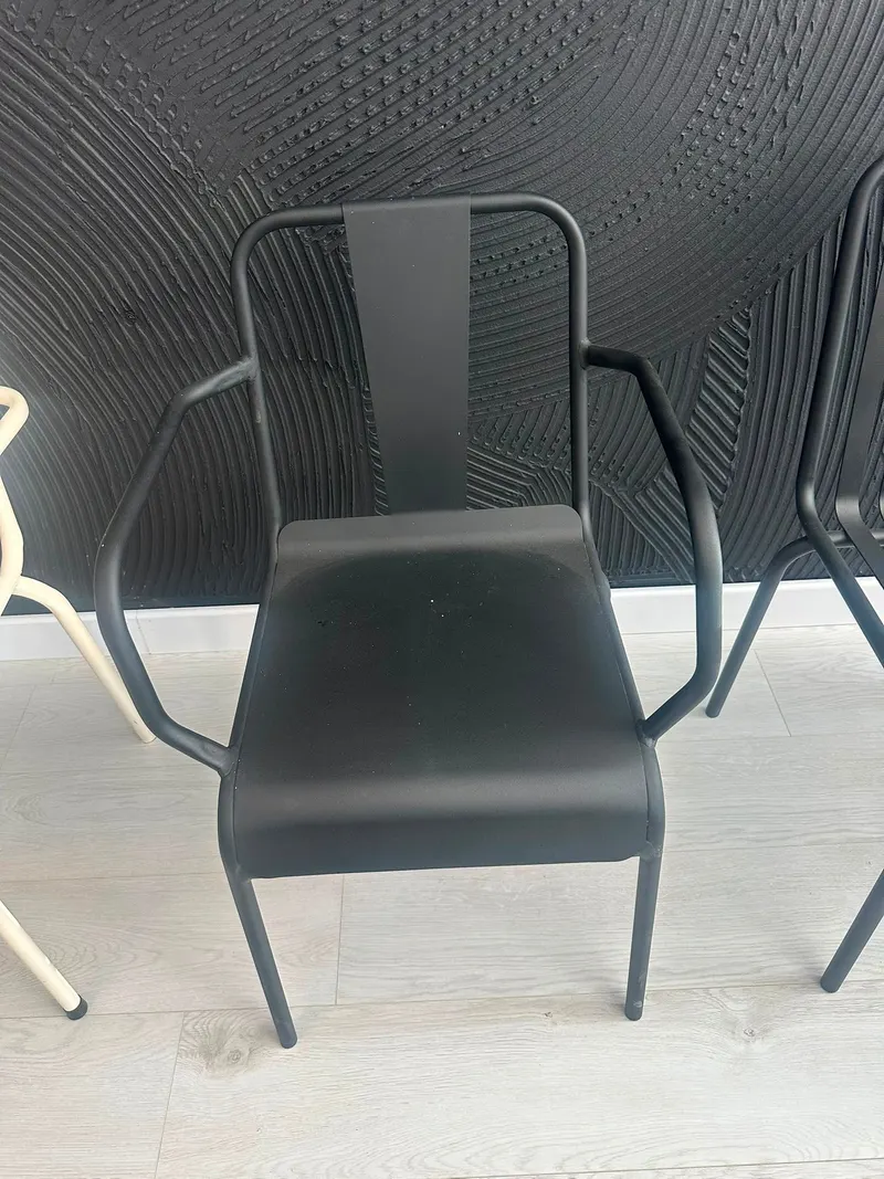 Sac Oturaklı Çubuk Sırtlı Kollu Metal Sandalye – siyah – önden görünüm
