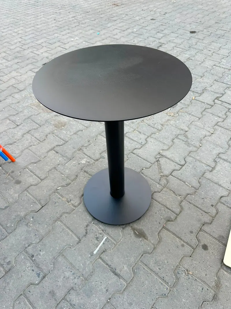 Yuvarlak Metal Bistro Masa – önden görünüm